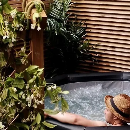 Rez De Maison/jacuzzi Prive/patio Fleuri *